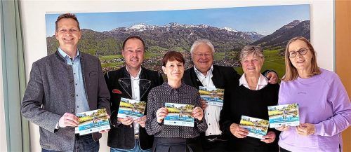 Präsentieren die druckfrische Broschüre „Kneipp – Freude & Genuss“: (von links) Aschaus Bürgermeister Simon Frank, Tourist-Info-Leiter Herbert Reiter, Esther Jennings, Geschäftsführerin Euregio-Inntal, Interreg Bayern-Tirol, Dr. Dr. Klaus Piwernetz, Vorsitzender des Aschauer Kneipp-Vereins, Irmi Micklitz, Zweite Vorsitzende des Aschauer Kneipp-Vereins und Grafikerin Margarete Baumgartner. Foto Kirchner