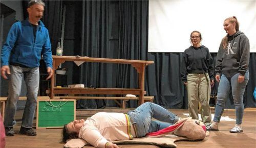 Probe für die „Hinterweltsboazn“: Nepomuk (Thomas Mayer), Wirtin (Benedikta Hannibal) Annamirl / Regie (Olivia Glonner) und Lilli (Claudia Watzka, von links). Foto re