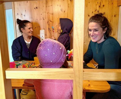 Psychologin Mascha Lenger und Erzieherin Johanna Hopfgartner (von links) bei einer S-O-S-Übung im Kinderdorf. Foto caritas_kinderdorf