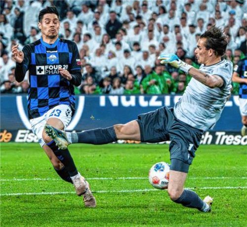 Raphael Obermair (links) kommt hier gegen Hannovers Torhüter Nahuel Noll einen Schritt zu spät.Foto Imago Images