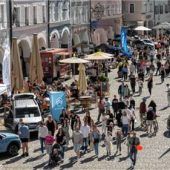 Radl, Autos und Blaulicht