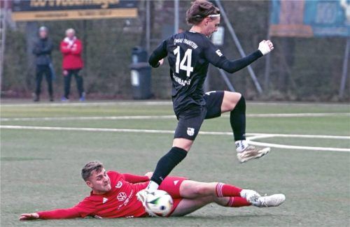 Rosenheims Simon Fischer verhindert hier gegen Michael Steinbacher herausragend eine mögliche Traunsteiner Gelegenheit.Foto Hans-Jürgen Ziegler