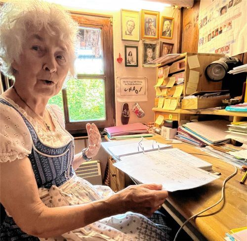 Roswitha Gruber in ihrem Arbeitszimmer, in dem alle 50 Buchtitel entstanden sind. Fotos kas