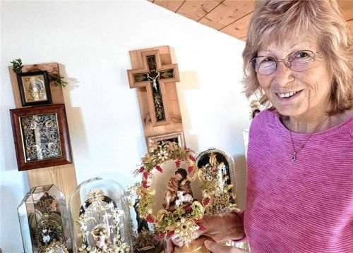 Roswitha Sigl mit dem „guten Hirten“ – einem ihrer Lieblingswerke. Seit mehr als 30 Jahren stellt sie bei sich zu Hause Klosterarbeiten her, stellt ihre Kunststücke aus und gibt Kurse für Interessierte. Fotos Birkhof