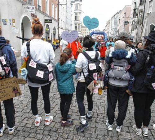 Rucksack, Taschen, Kindertrage: Samt Gepäck, bunten Schildern und Kleinkind auf dem Rücken ging es am Sonntag an den Start.