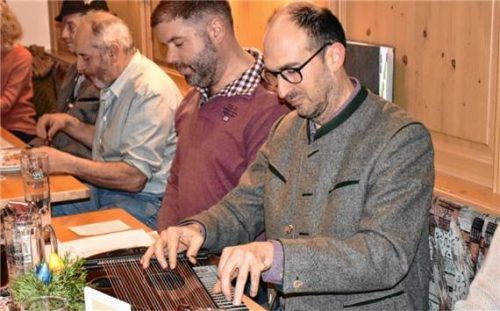 Rudi Ritter begleitete die Jahresversammlung des Musikvereins Schleching auf der Zither. Foto Wunderlich