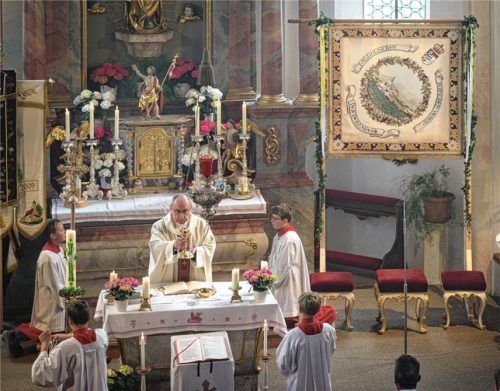 Ruhestandspfarrer Josef Reindl zelebrierte den Gottesdienst und segnete die Fahne des früheren Burschenvereins.