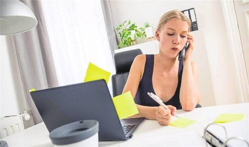 Ruhig bleiben: Das ist die wichtigste Regel, wenn es am Telefon rund geht. Foto CHRISTIN KLOSE/DPA-TMN