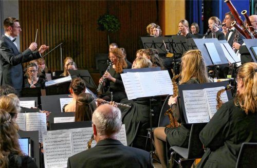 Ruhig und sicher leitete Sebastian Denzler „Die Klangfabrik“. Foto Janka