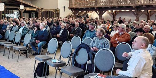 Rund 300 Mitglieder der IG waren nach Albaching gekommen. Ihr Misstrauen gegen die Genossenschaftsverbände und Rosenheim sitzt tief. Fotos Eschenfelder