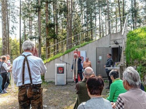 Rund 50 Besucher waren zur Einweihung des neuen Brunnens in Prutting gekommen. Foto Thomae