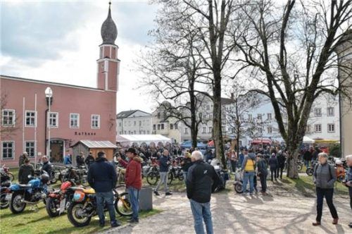 Rund um die Marktkirche St. Georg werden sich auch heuer wieder Motorräder und andere Oldtimer gruppieren.