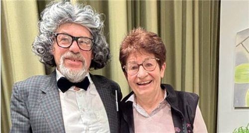 Rupert Mayrhofer und Irmi Haberger wurden für ihr langjähriges Theaterengagement geehrt. Foto Jaensch