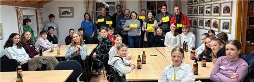 Samerberger Jugendliche im Dialog mit Gemeinderäten und der neuen Bürgermeisterin Susanne Kunz. Foto re