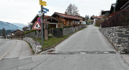 Saniert werden soll im laufenden Jahr die Unterbichler Straße (rechts), beginnend ab dem Abzweig von der Tiroler Straße (links).Foto Hauser