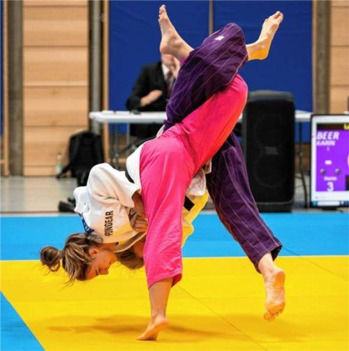 Sarah Filgertshofer mit einem tollen Innenschenkelwurf. Foto Thomas Rabel