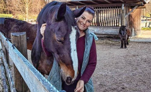 Sarah Hacker und Pferd Moonlight stehen in der Koppel auf dem Pferdehof in Gars.Fotos  Weinfurtner