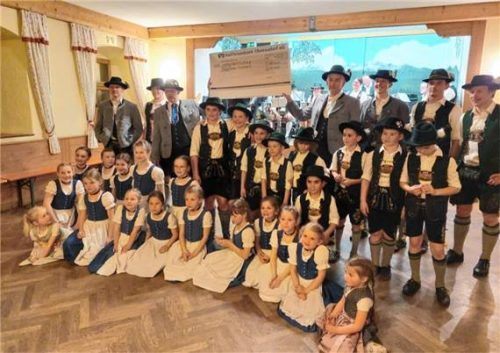 Scheckübergabe an die Trachtenjugend.Foto re
