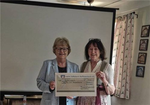 Scheckübergabe: Karin Gack (MaVia) und Mariele Fürst (rechts) von der KFD. Foto re