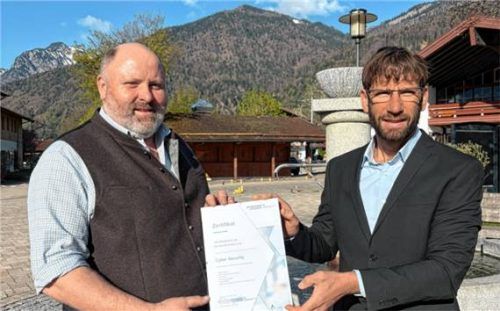 Schlechings Bürgermeister Josef Loferer (links) erhält eine Urkunde aus den Händen von Claus Hofmann, Informationsbeauftragter im Landkreis Traunstein.Foto  Wunderlich