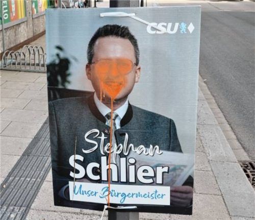 Schmierereien auf einem Plakat des damaligen Bürgermeisters Stephan Schlier.