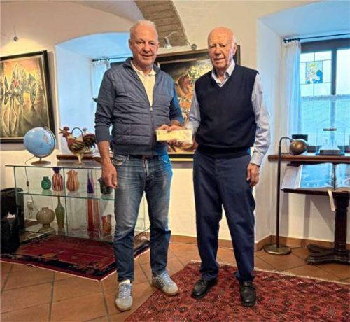 Schöne Geste zum 60. Geburtstag: Andreas übergibt seinem Vater eine Spende für die Maria-Bergmann-Stiftung. Foto privat