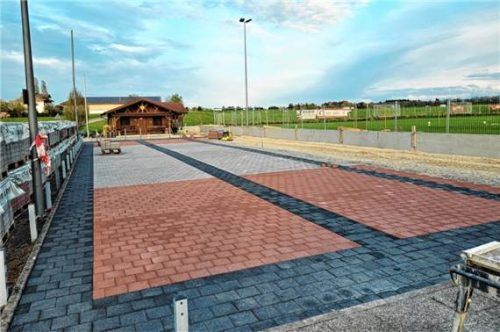 Schon weit ist die Erneuerung der alten Bahnen. Fotos Stache