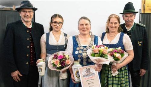 Schützenmeister Konrad Maier (links) und Gauschützenmeister Helmut Schwarzenböck (rechts) gratulierten Lisa Gropp (Zweite von links), Maria Lohr (Mitte) und Annelies Fischer. Foto Meindl