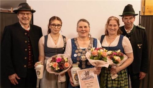Schützenmeister Konrad Maier (links) und Gauschützenmeister Helmut Schwarzenböck (rechts) gratulierten Lisa Gropp (Zweite von links), Maria Lohr (Mitte) und Annelies Fischer. Foto Meindl