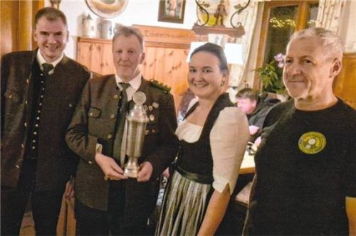Schützenmeister unter sich: (von links) Wolfgang Weber, Josef Adlmaier, Sandra Schurzmann und Johann Glonner. Foto  re