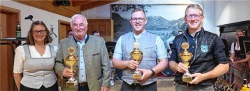 Schützenmeisterin Gabi Daxenberger-Wieland (von links) gab die Gewinner der Teamwertung bekannt. Die Gebirgsschützenkompanie Wössen-Achental mit Georg Haßlberger setzte sich mit 962 Ringen vor der Musikkapelle Wössen mit Wolfgang Fladischer (949) und der SG Hochwand Oberwössen mit Schützenmeister Andreas Voit (935) durch. Foto Flug