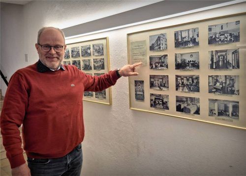 Schulleiter Johannes Kaspar vor der Fotowand im Eingangsbereich.