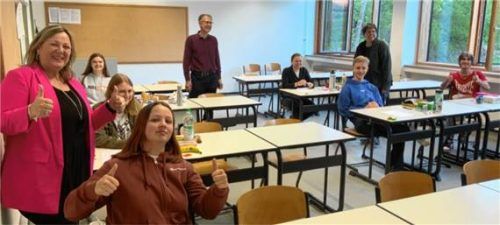 Schulleiterin Tanja Oberhofer (links), zwei Lehrkräfte und sechs Schüler warten gespannt auf die Aufgaben im Fach Biologie, die um 9 Uhr verteilt werden.