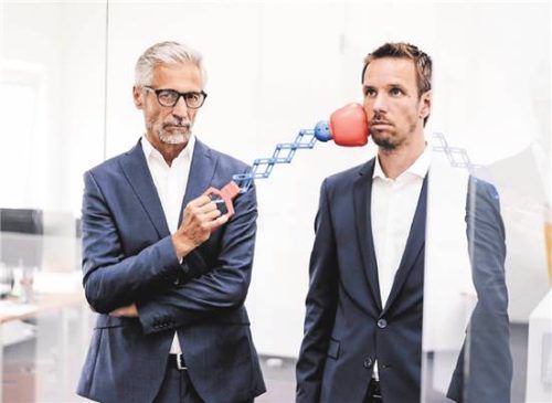 Seitenhieb vom Chef: Manche Menschen manipulieren im Beruf gezielt ihre Kollegen. Foto KNIEL SYNNATZSCHKE/DPA-TMN