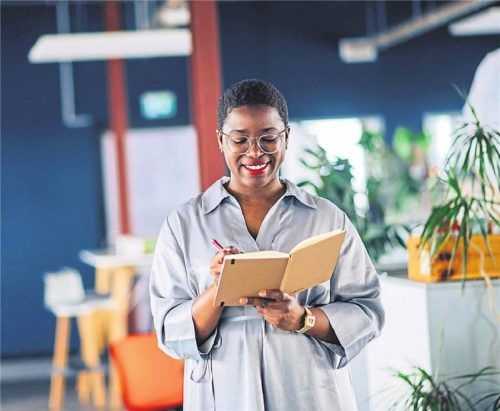 Selbstwert stärken: Eine Erfolgsliste mit erreichten Zielen und positiven Rückmeldungen hilft, das eigene Potenzial realistischer einzuschätzen. Foto ZACHARIE SCHEURER/DPA-TMN