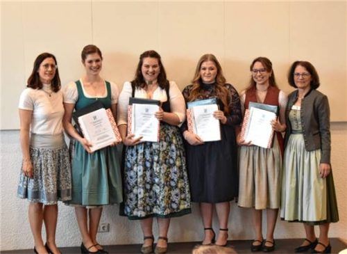 Semester Hauswirtschaft/die Besten: (von links) Semesterleiterin Dr. Anja Mayr; Magdalena Lässer (Pienzenau) Notendurchschnitt 1,0; Johanna Fuchs (Freyung) Notendurchschnitt 1,76; Marlene Huber (Grafing) Notendurchschnitt 1,86; Hildegard Aimer (Lohkirchen) Notendurchschnitt 1,86; Schulleiterin Anna Bruckmeier. Fotos Wolfgang Hampel,