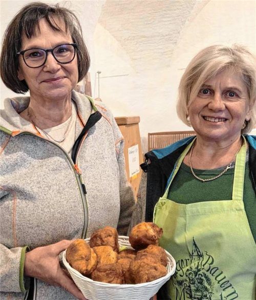 Sie backen seit vielen Jahren die Haager Hauberlinge für den Bauernmarkt im Zehentstadel: Gerti Haunolder (links) und Susi Stein. Foto Birkhof
