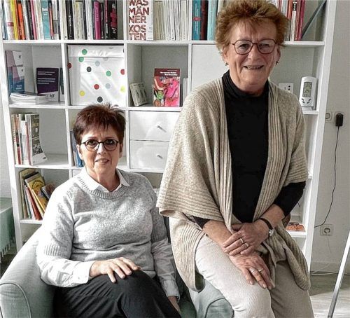 Collien Fernandes hat das Thema „Gewalt gegen Frauen“ zum Tagesgespräch gemacht. Fiona Bachmann (links) und Irmgard Wagner vom Verein „Frauen helfen Frauen“ haben täglich mit Gewaltopfern im Landkreis Mühldorf zu tun. Foto  Latta,
