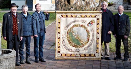 Sie präsentieren die aufwendig restaurierte Fahne: die Obmänner Josef Reindl, Ludwig Wimmer, Franz Unterreitmeier, Josef Sonner und Nikolaus Göschl von der Männerkongregation. Foto Günster