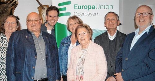 Sieben von 24 Delegierten stellte der Kreisverband Mühldorf: (von links) Maria Schubert, Walter Göbl, Maximilian Bauer, Inge Bazelt, Uschi Scholl, Wilhelm Mack sowie Günther Banzer. Foto re