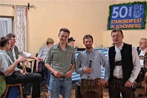 Sieger Thomas Esterl, Zweiter Vorstand der KSK Schönberg, Peter Weindl, und Michael Denk. Foto Angermeier