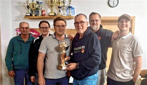Siegerehrung nach der Doppelvereinsmeisterschaft: (von links) Roland Wolferstetter, Klaus Kleindorfer, Rainer Lederer, Bernhard Fladerer, Stefan Philipeit und Lukas Hipetinger. Foto  re