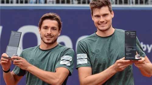 Siegerlächeln: Jakob Schnaitter (links) und Mark Wallner präsentieren am Aumeister ihre Trophäen. Foto BMW Open by Bitpanda