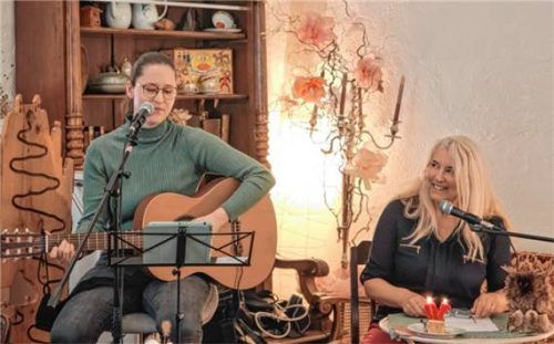 Singer-Songwriterin Vanessa Nebl (links) bezauberte mit Gesang und Gitarre in den Lesepausen ihrer Mutter Monika. Foto Copyright: Fotoatelier G. Nebl