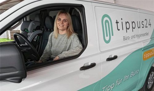Sitzt seit gut einem Jahr am Steuer des Unternehmens „Tippus24“: Verena Hofmann (30) aus Kolbermoor. Fotos Weinzierl