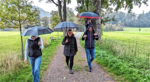 So könnte es sein: Drei Generationen unterstützen und helfen sich, hier beim Spaziergang im Regen Foto Hoffmann