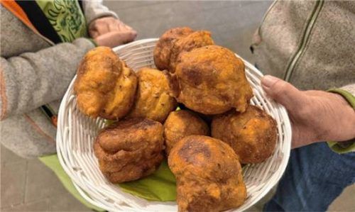 So müssen die Hauberlinge aussehen, goldgelb bis bräunlich gebacken. Ihren Namen verdienen sie den knusperbraunen Häubchen. Foto Birkhof