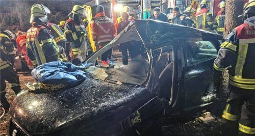 So sah das Unfallfahrzeug aus, nachdem der 35-jährige Autofahrer von der Feuerwehr aus dem völlig demolierten Gefährt befreit worden war. Foto Feuerwehr Ostermünchen