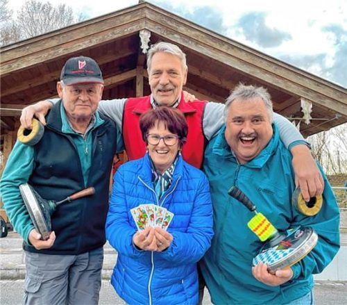So sehen Sieger aus: Das Quartett Wolfgang Gall, Charly Trenkler, Lisi Reichert und Andreas Fuchs (von links) freuen sich über den Auftaktsieg der neuen Sportsaison Foto neuwirth