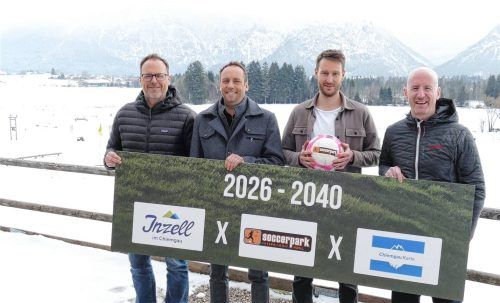 Sobald der Schnee in Inzell weg ist, geht es wieder los mit Fußballgolf am Soccerpark. Dass das hoffentlich bald umgesetzt werden kann, hoffen (von links) der Geschäftsführer der Inzeller Touristik GmbH, Markus Stuckmann, Inzells Bürgermeister Michael Lorenz, Betriebsleiter Martin Söll und Oliver Meyer von der Betreibergesellschaft. Foto Wegscheider